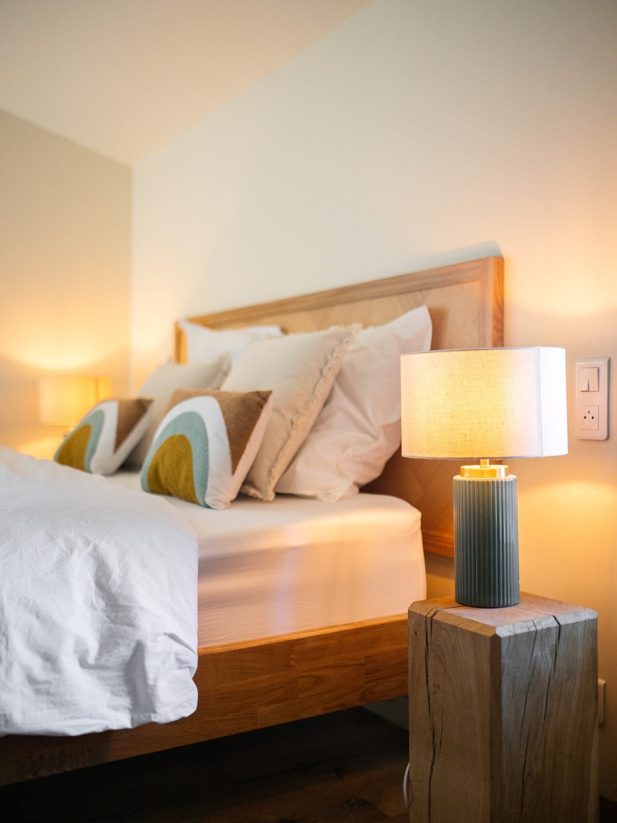 Une chambre de l'auberge, lumière douce du soir