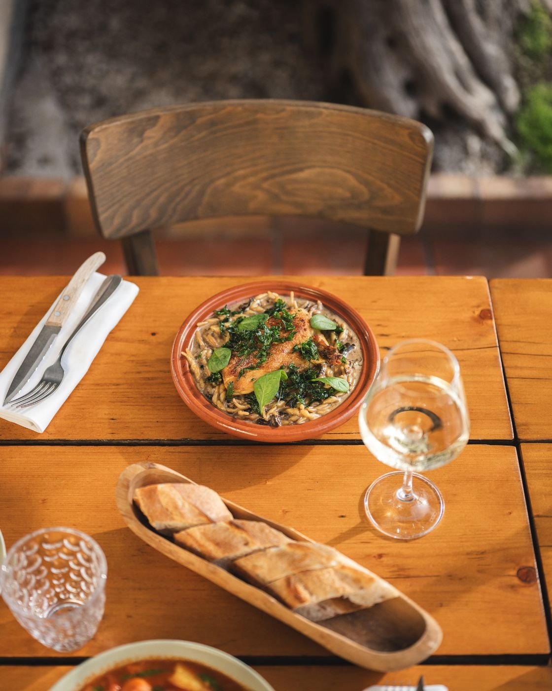 Salade, pain et vin sur la table